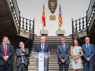 Antonio Terrasa con, a la derecha, el presidente de la Audiencia Provincial, la secretaria de Gobierno y el decano del Colegio de Abogados, y, a la izquierda, el Decano de los Procuradores